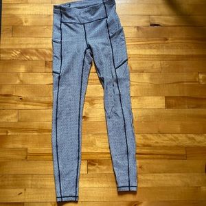 Lululemon houndstooth leggings. Gently worn, no piling, super soft!